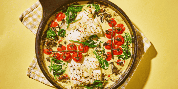 Kabeljauw in de oven met romige Parmezaansaus, spinazie en kerstomaten